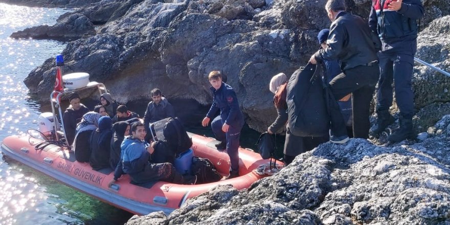Urla'da kaçak göçmenler koyda yakalandı