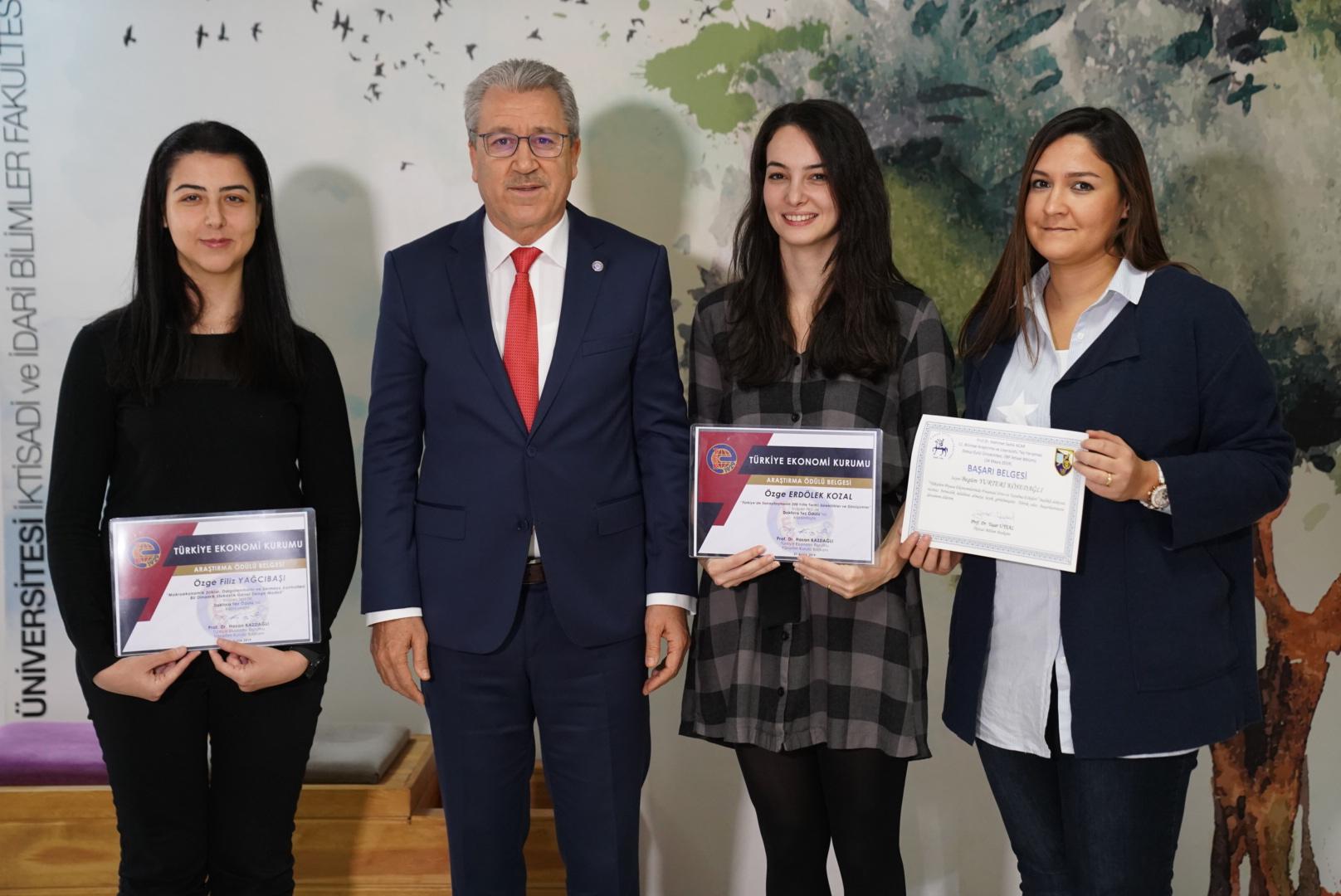 Egeli araştırma görevlileri ödülleri topladı