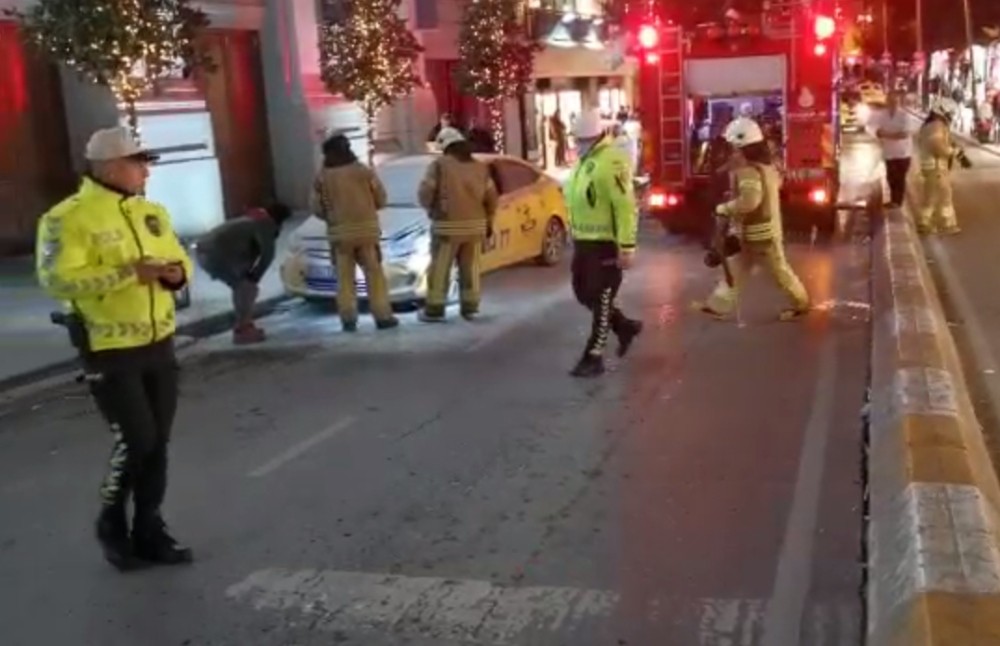 Taksim'de ticari taksi yandı, esnaf yangın tüpleriyle müdahale etti