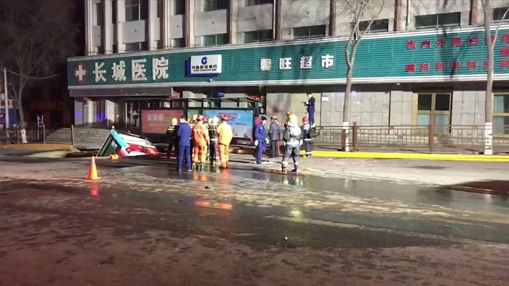Çin'de yol çöktü, otobüs içine düştü: 6 ölü, 15 yaralı