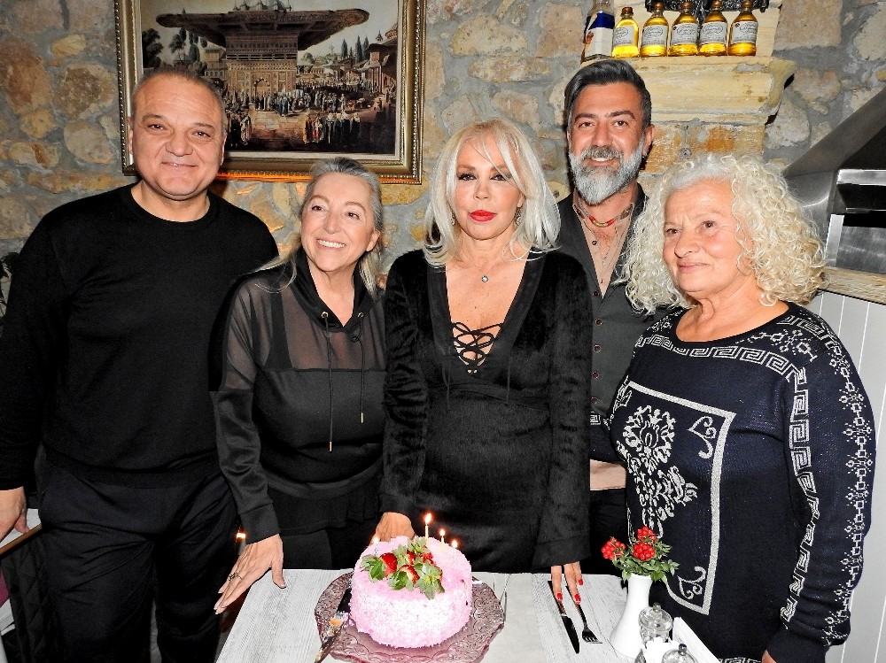 Sanatçı Semiha Yankı, yaş gününü Çeşme'de kutladı