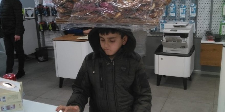 Kaymakam, Türkiye'nin konuştuğu simitçi çocuğa cep telefonu hediye etti
