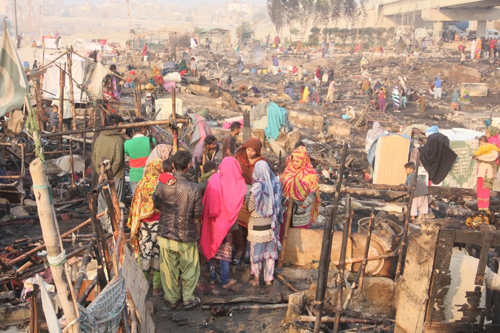 Pakistan'da 400 gecekondu yandı