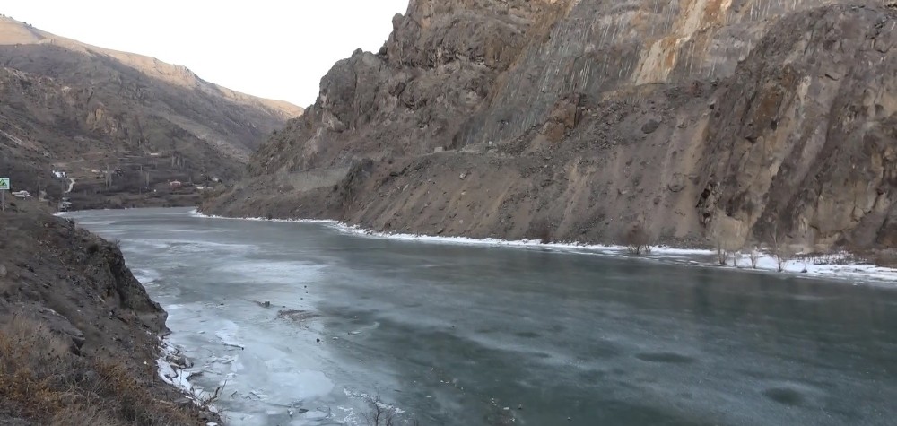 Türkiye'nin en hızlı akan nehri olan Çoruh buz tuttu