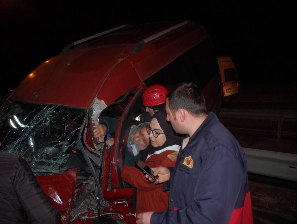 Rize'de 3 araç birbirine girdi: 1 ölü, 8 yaralı
