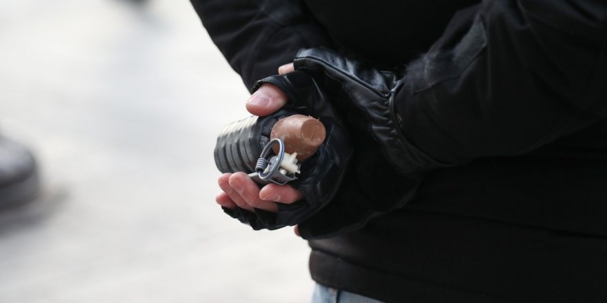 Fransa, eylemcileri sakatlayan göz yaşartıcı bombayı kullanımdan kaldırıyor