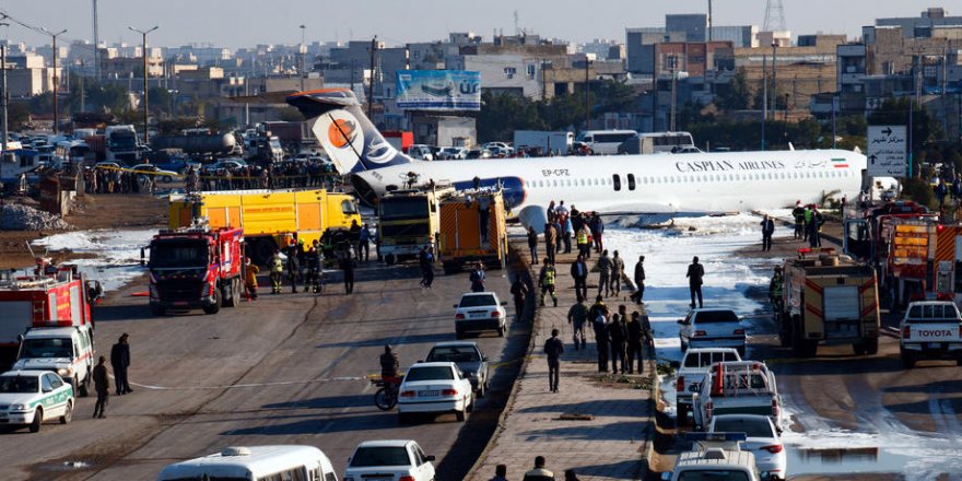 İran'da yolcu uçağı pistten çıktı, kente girdi