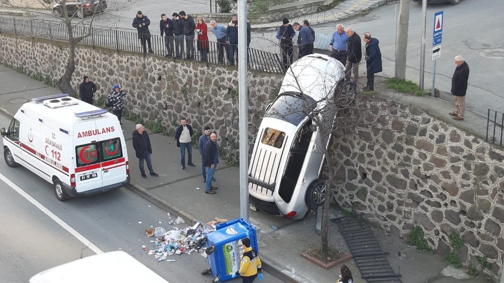 Trabzon'da ilginç kaza: duvarda asılı kaldı