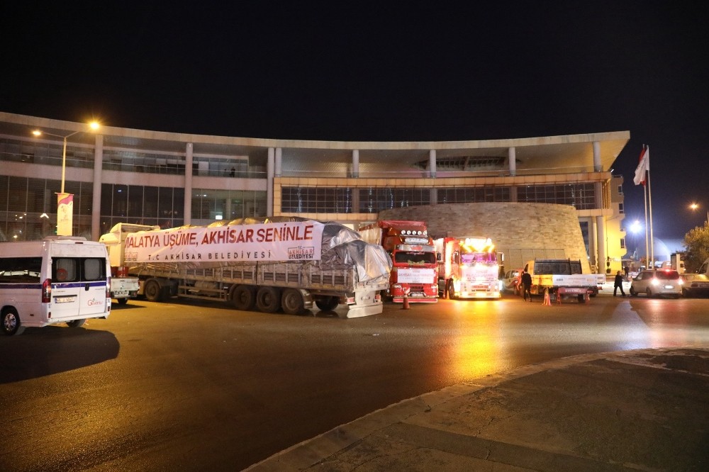 Akhisar Belediyesi'nin yardım araçları yola çıktı