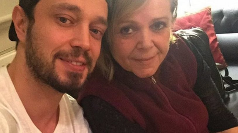 Uçakta korku dolu anlar: Murat Boz'un annesi hastaneye kaldırıldı #muratboz