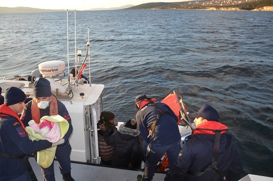 İzmir'de 12 kaçak göçmen kurtarıldı