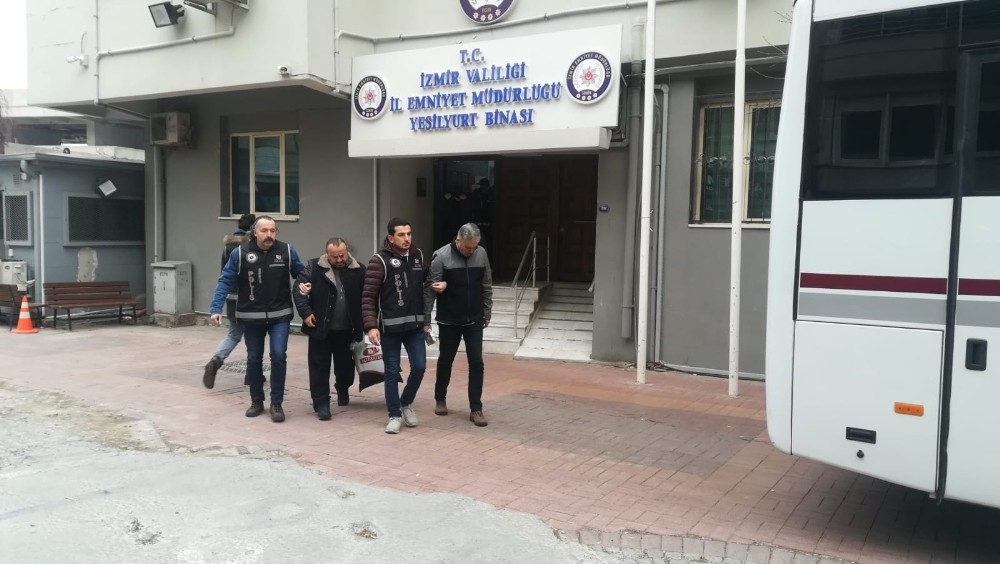 İzmir'de 'dublörlü dolandırıcılık' çetesi şüphelileri adliyede