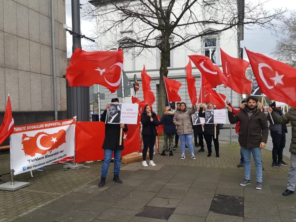 Almanya'da polis şiddeti protesto edildi