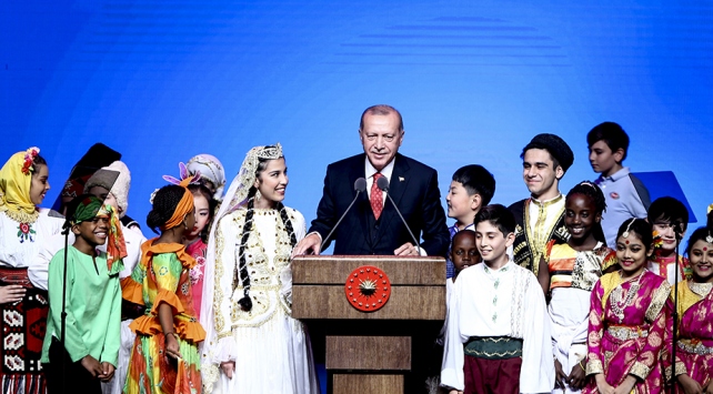 TRT 23 Nisan Gala Programı'na katılan Cumhurbaşkanı' na çocuklardan sevgi seli