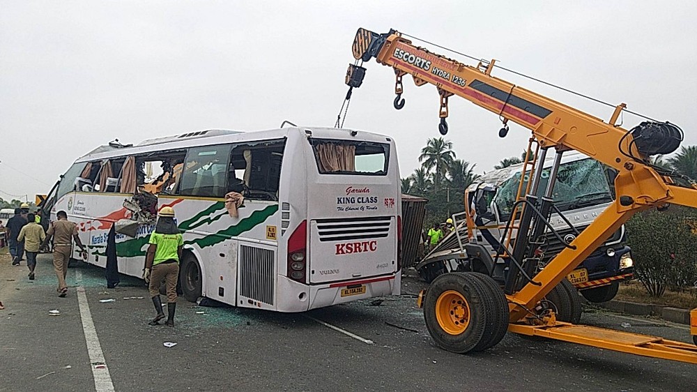 Hindistan'da tır yolcu otobüsüne çarptı: 20 ölü