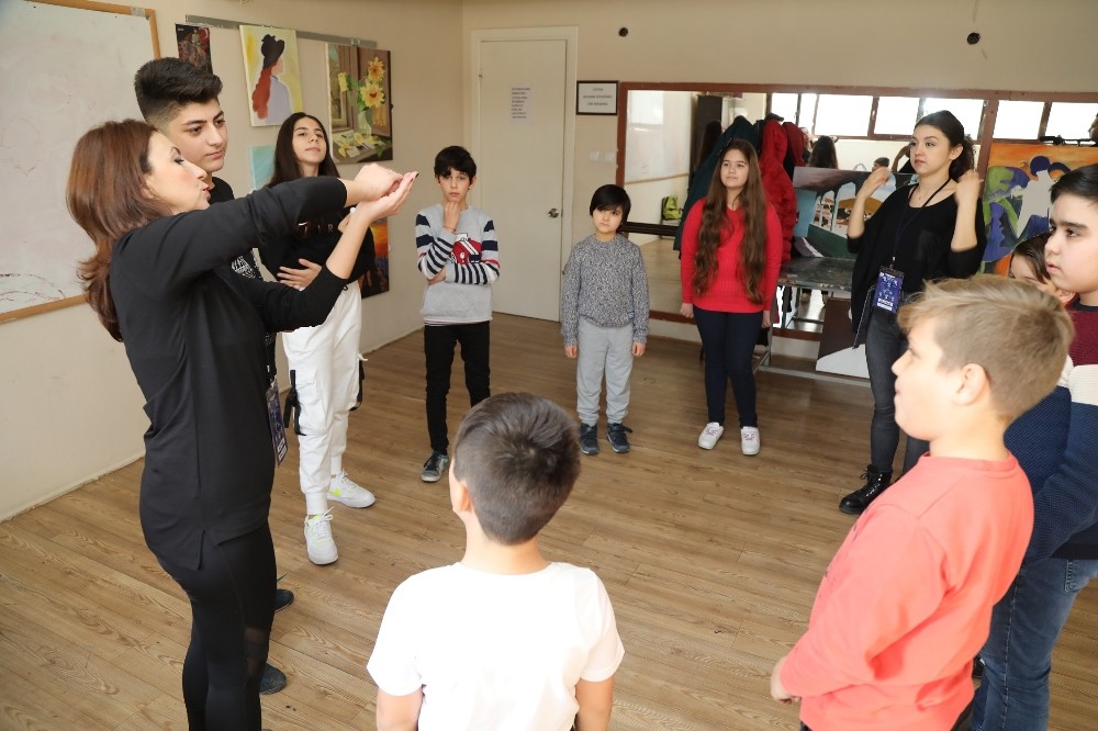 Gaziemir'deki oyunculuk çalıştayında ünlü isimler vatandaşlara eğitim verdi