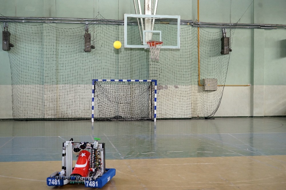 Liseli öğrenciler, basketbol oynayan robot yaptı