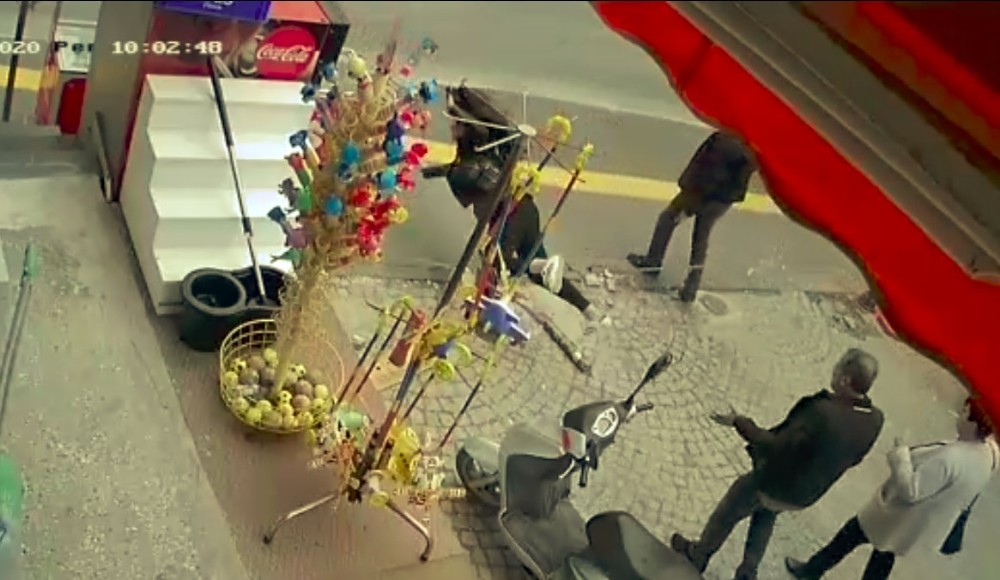 Yürürken zincire takılan genç kız hastanelik oldu