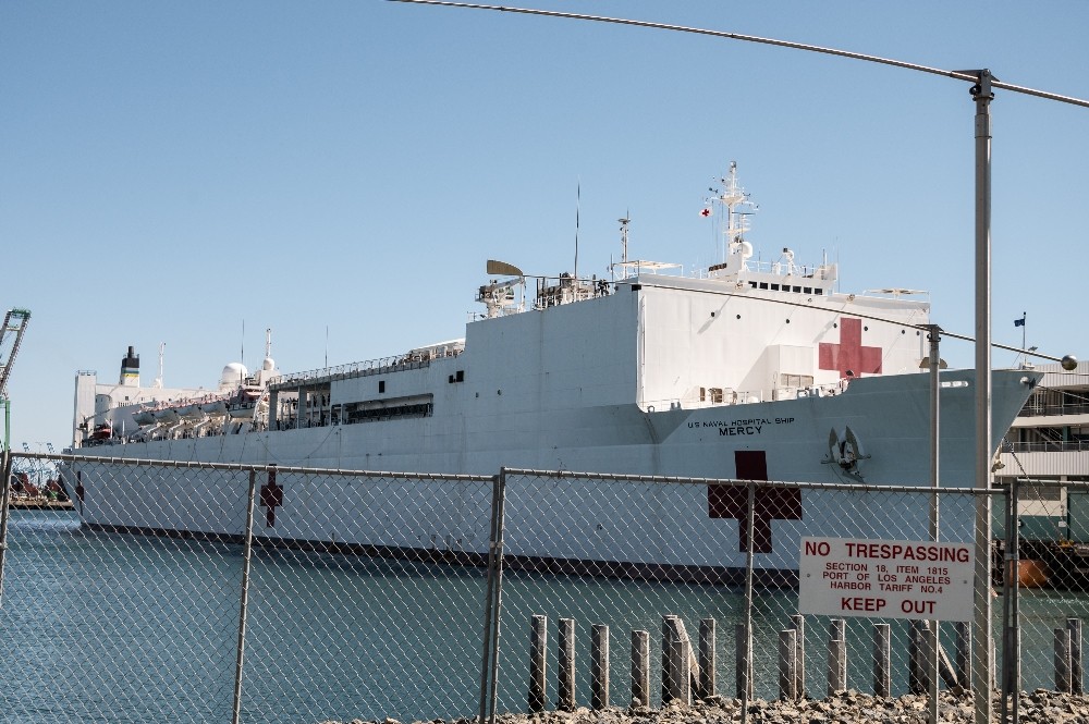USNS Mercy yüzen hastane gemisi, Los Angeles Limanı'na geldi