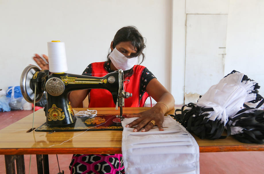 Sri Lanka'da gönüllüler maske üretti