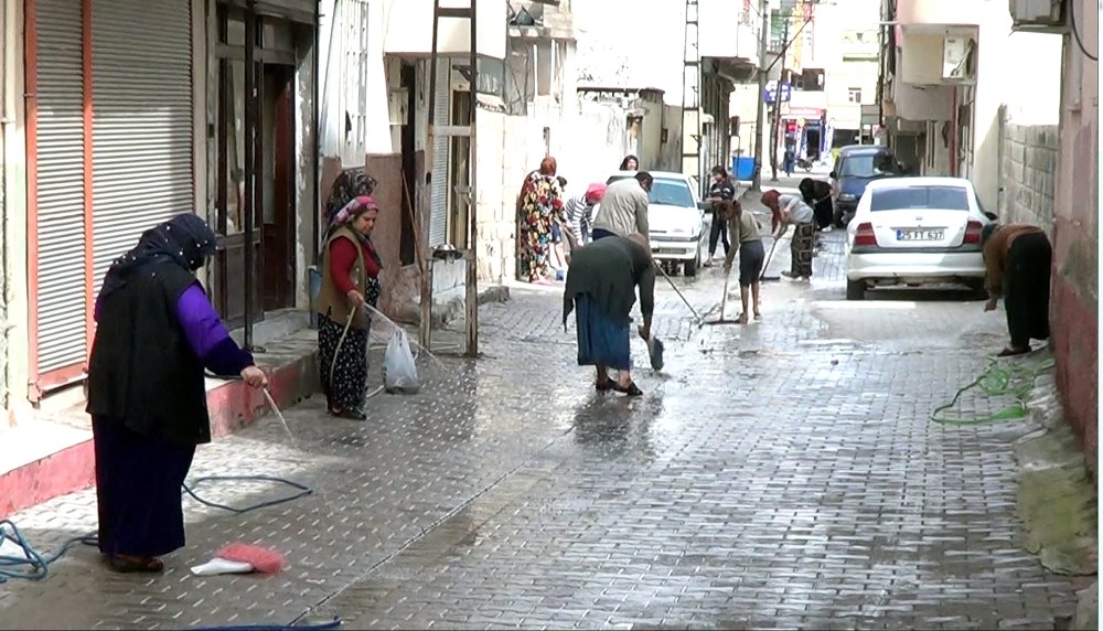 Kadınlar korona virüsüne karşı sokakları temizledi