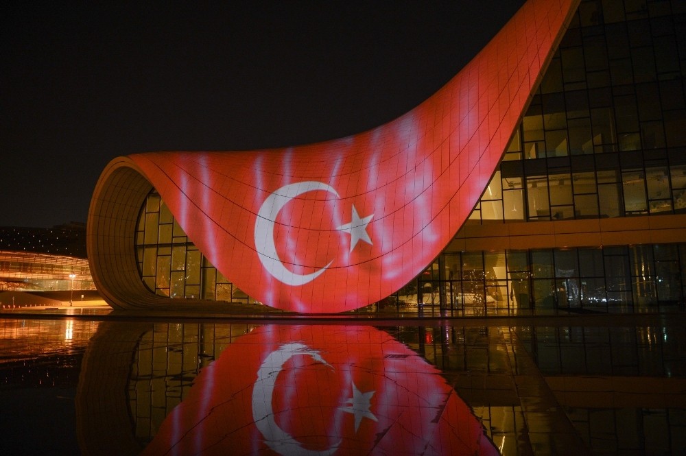 Azerbaycan'da Haydar Aliyev Merkezi'ne Türk bayrağı görüntüsü yansıtıldı