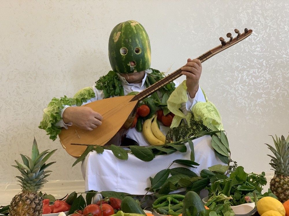 Sanatçı Aydın Aydın karpuz kabuğundan maske yapıp 'evde kal' mesajı verdi