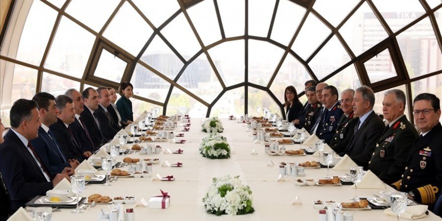 Bakan Akar: "(Yeni askerlik sistemi) Hiçbir zaman hiç kimsenin önü tıkanmıyor"