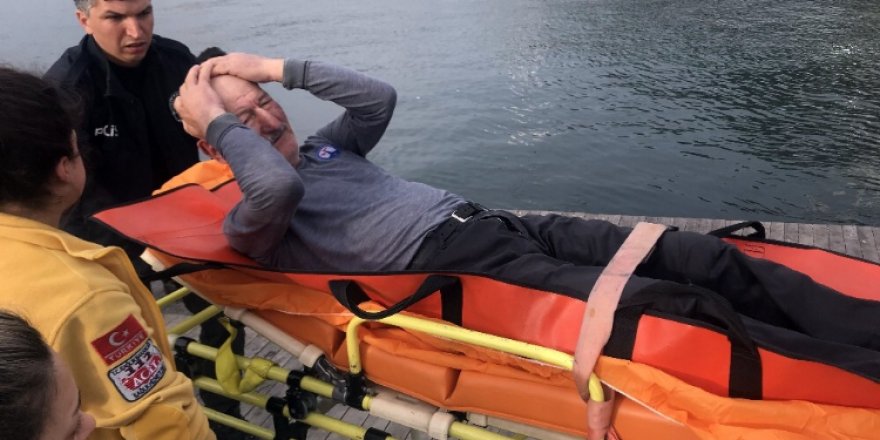 Dengesini kaybeden yaşlı adam Haliç'e düştü