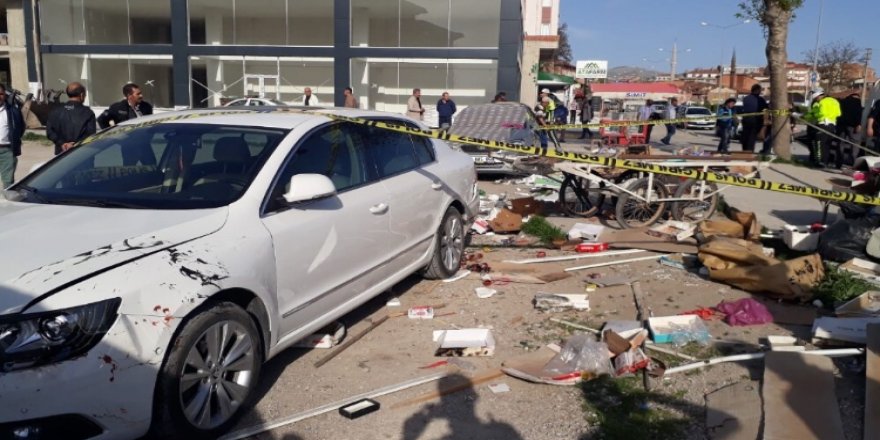 Seyyar satıcıların arasına otomobil daldı: 1 ölü, 2 yaralı