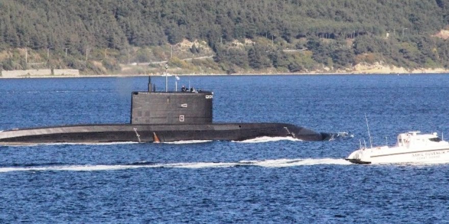Rus denizaltısı "Kolpina" Çanakkale Boğazı'ndan geçti
