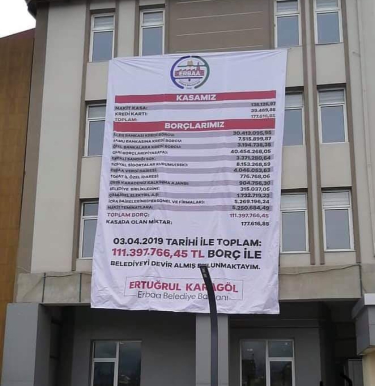 Devraldığı borç durumunu gösteren afişi belediye binasına astırdı