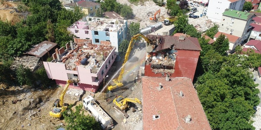 Üsküdar'da riskli binaların yıkım çalışması havadan görüntülendi