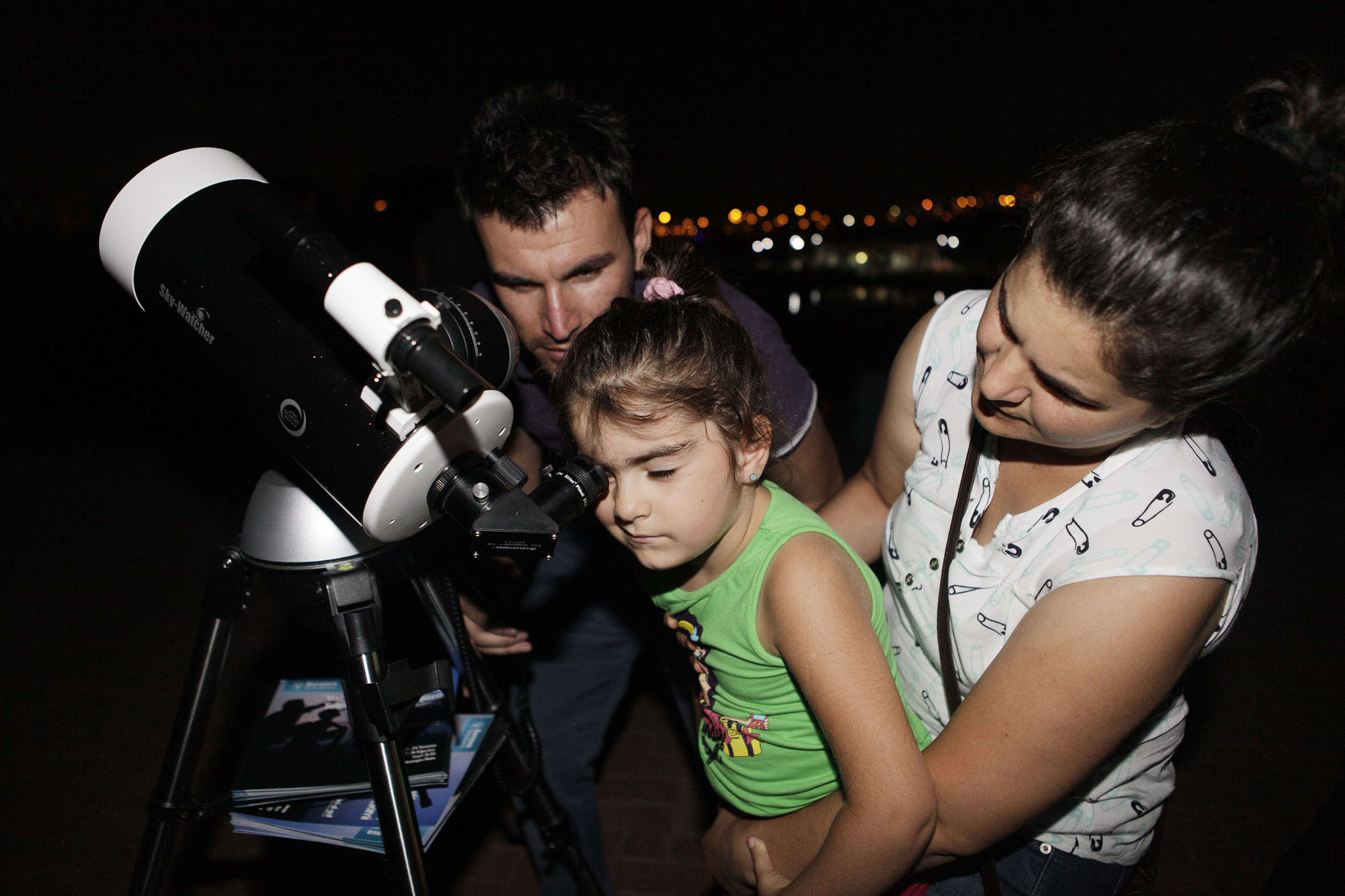 Minderini al, gökyüzünü incelemeye gel