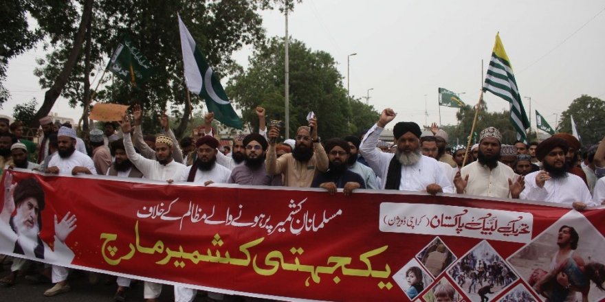Binlerce Pakistanlı'dan Keşmir'in özerkliğine tepki protestosu