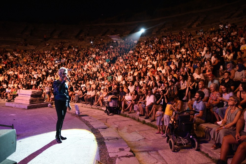 Manuş Baba'dan tarihi antik tiyatroda konser