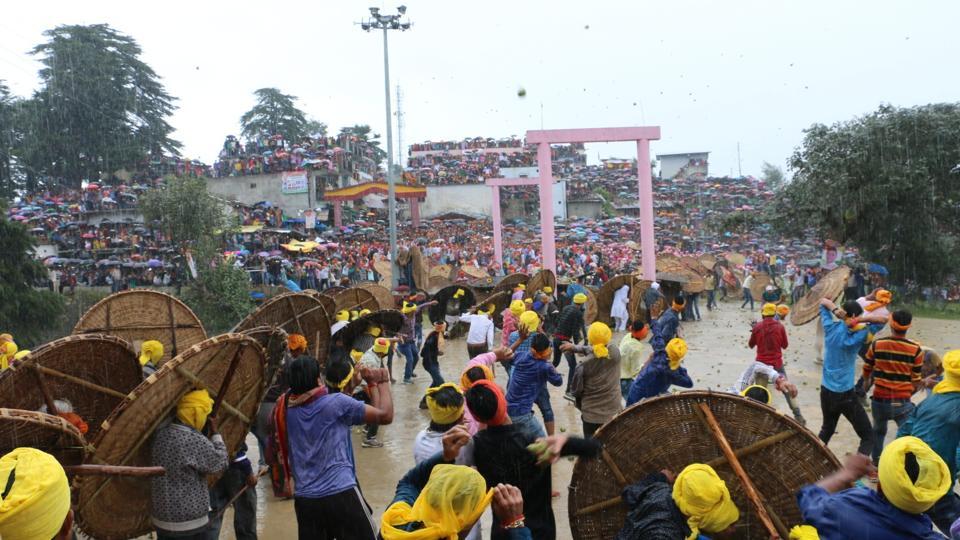 Hindistan'da taş atma festivali: 100 yaralı