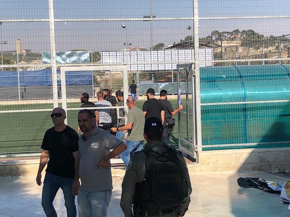 İsrail, pankartlar için Kudüs'teki stadyuma baskın düzenledi