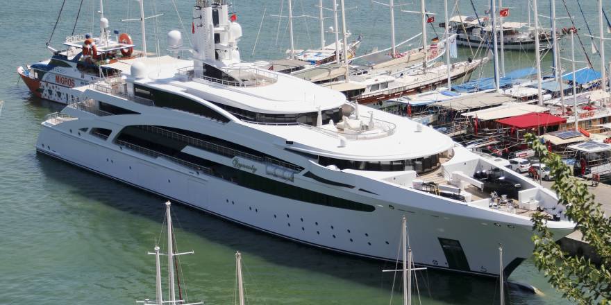 Fethiye'ye yanaştı, 1 milyon liralık yakıt aldı