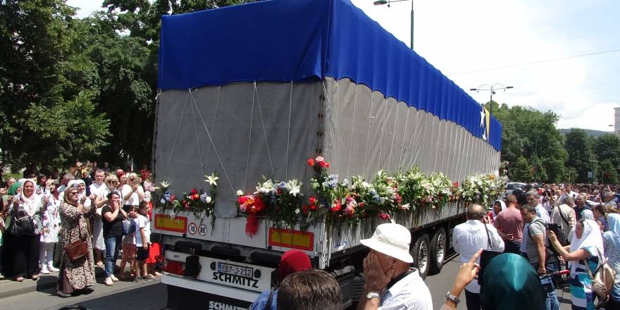 Soykırım kurbanlarının cenazeleri Srebrenitsa’ya uğurlandı