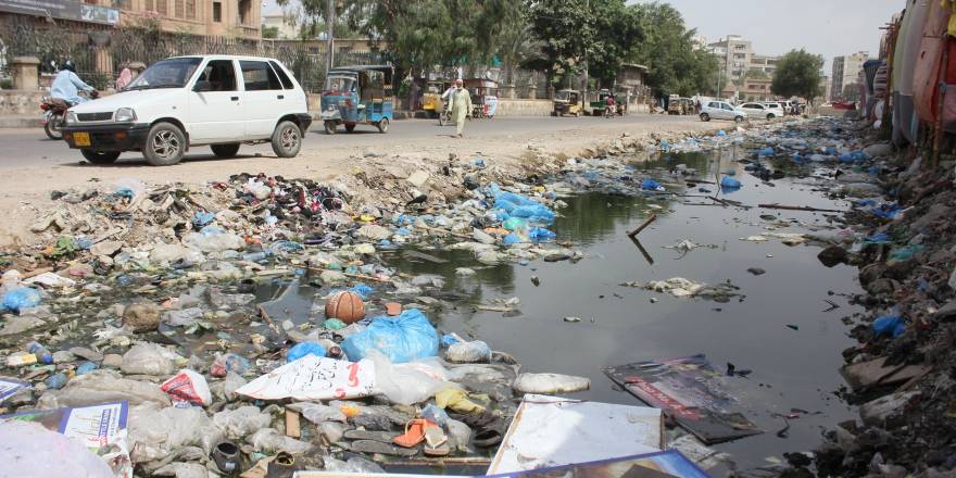 Pakistan çöp dağlarıyla boğuşuyor