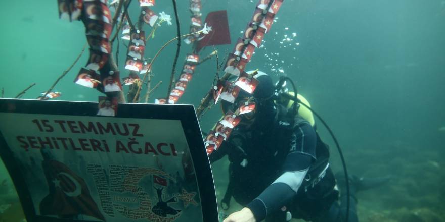 15 Temmuz fotoğrafları su altında sergilendi