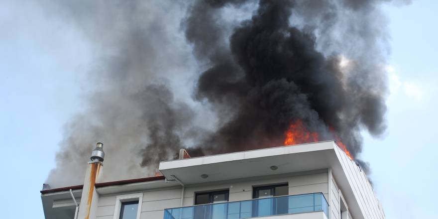 5 katlı binanın çatısı alev alev yandı