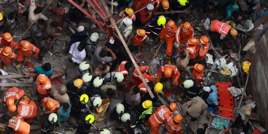 Bina çöktü: Enkaz altında onlarca kişi mahsur kaldı