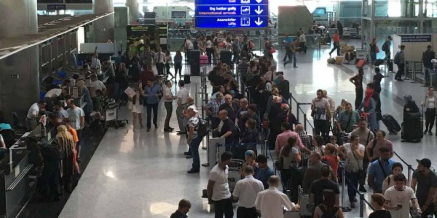 Pasaport geçiş sistemi arızası, yolcuları havaalanında esir tuttu