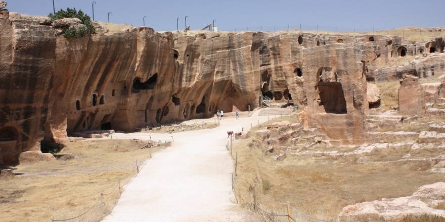 Dara Antik Kenti'nde açık galeri mezarlar görenleri büyülüyor