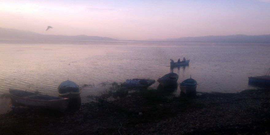 Marmara Gölü’nde tekne alabora oldu!