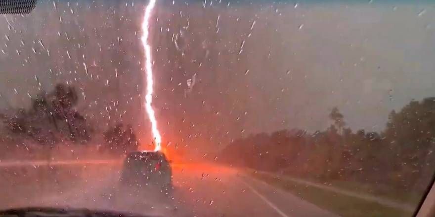 Seyir halindeki araca yıldırım düştü, arkadaki aracın içindeki görüntüledi
