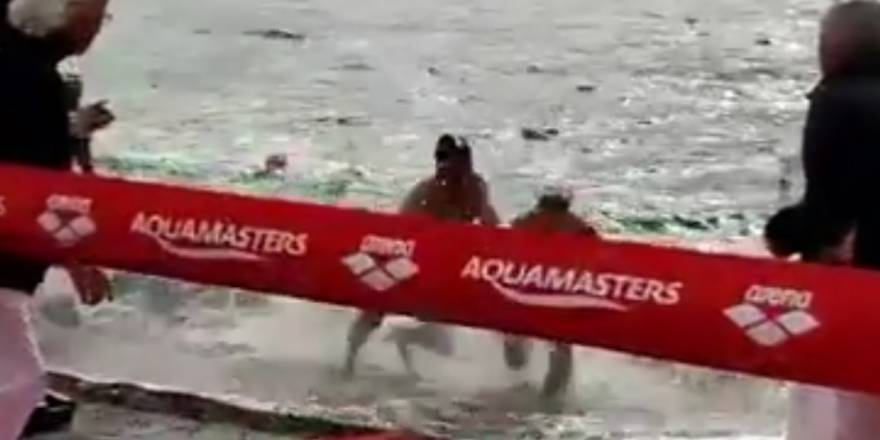 Milli yüzücü yarışmacıyı böyle itti