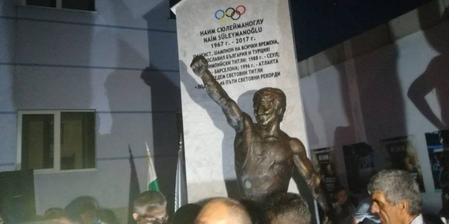 Efsane halterci Naim Süleymanoğlu’nun heykeli memleketine dikildi